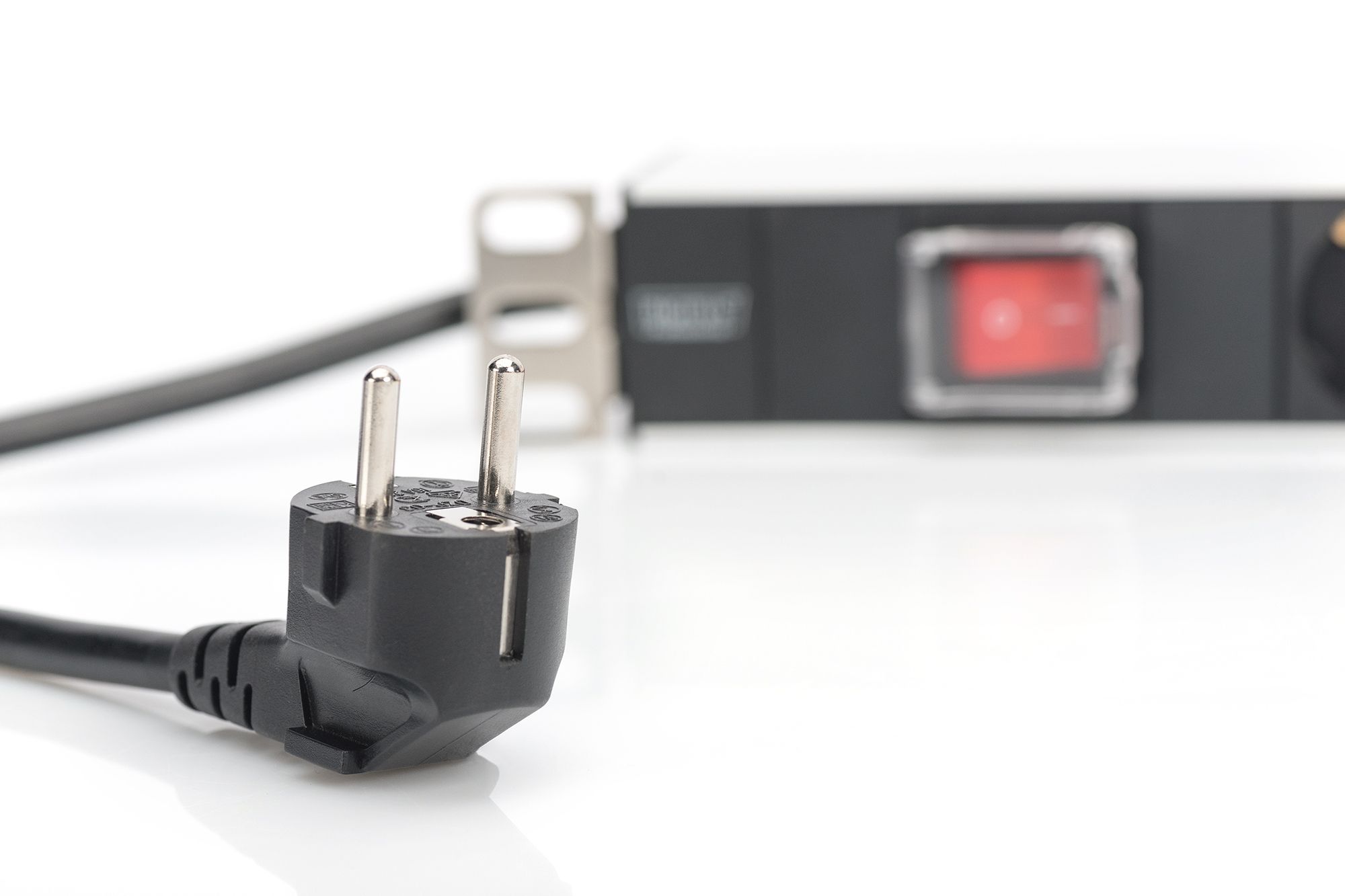 Digitus aluminum outlet strip with switch, 7 safety outlets, 2 m supply safety plug_5