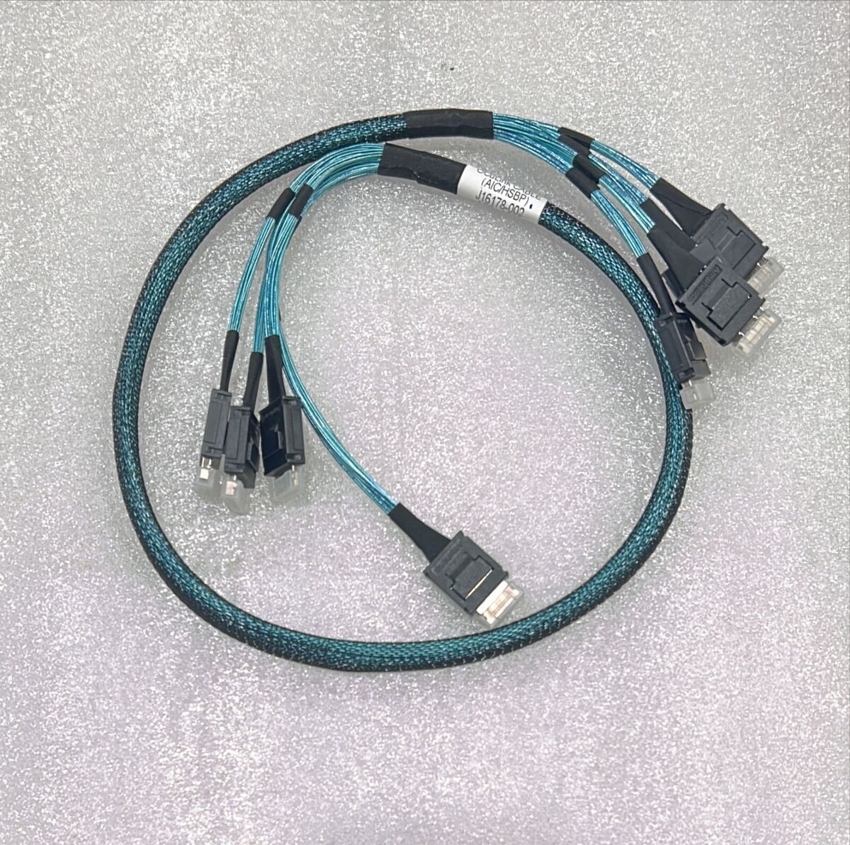 Y Intel Cable Kit 2U 1x MCIO to 2x SlimSAS (straight/16xSSD/HDD)/Backplane rechts und links 1x SFF-TA-1016 to 2x SFF-8654 8i_1