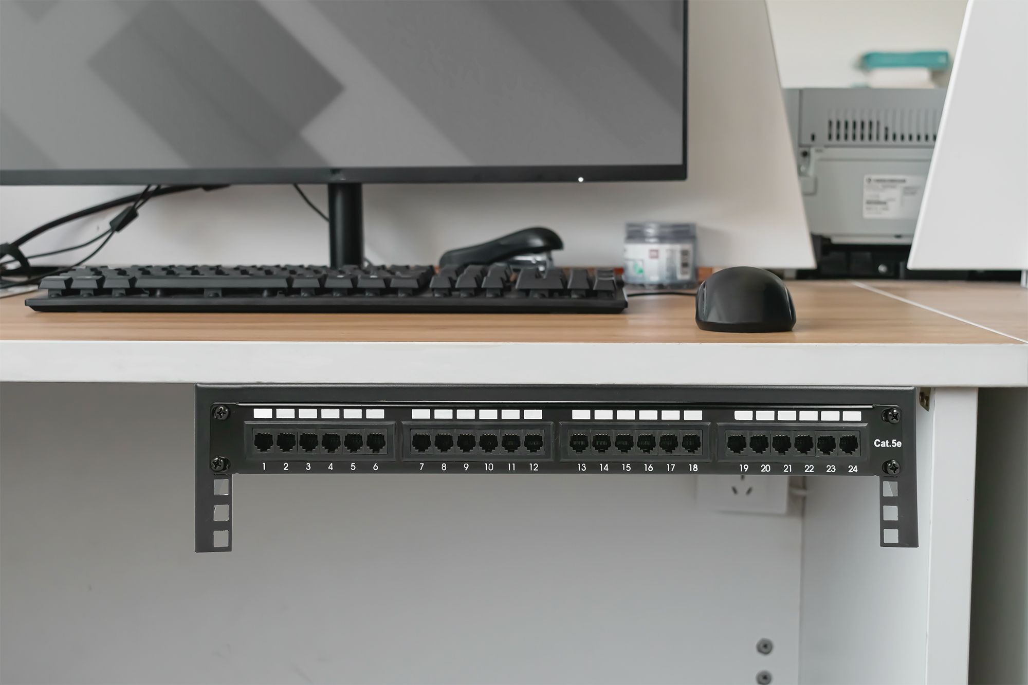 2U vertical wall mounting bracket 105 x 504 x 151 mm, black_2