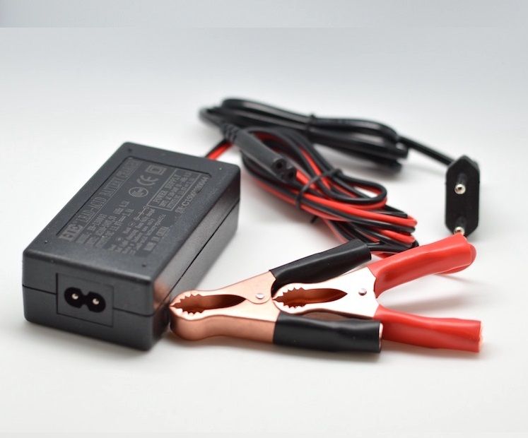 Incarcator Acumulatori Plumb-Acid 13,8V-2A

incarcatorul de acumulatori plumb acid HS-130802 este un incarcator foarte bun avand 

o tensiune de iesire de&ampnbsp13,2V pentru incarcarea acumulatorilor plumb-acid de 12V.

Cu o putere de 2A pe ora incarca acumulatori cu un amperaj incepand de la 7A pana la 20A,

fiind foarte folositor pentru barcute de pescuit, masini electrice pentru copii etc.

Detalii tehnice:

Tensiune de intrare: AC 100-240V, 50-60Hz 0,2A

Tensiune de iesire: DC 13,2V-2A

Se pot incarca acumulatori plumb-acid de 12V cu un amperaj de 7A-20A maxim

Firul rosu PLUS, firul negru MINUS.

Conținut pachet:

1 x Incarcator Acumulatori Plumb-Acid 13,8V-2A
Ambalare: box 1 buc.