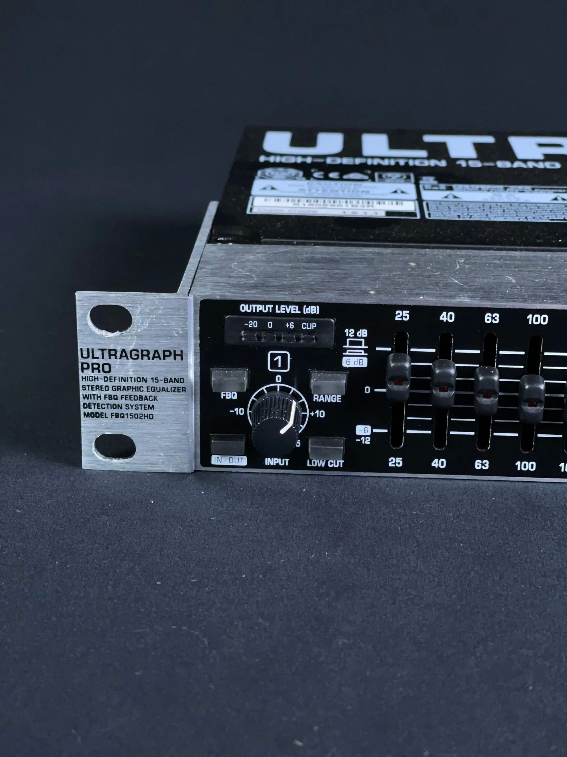 Behringer FBQ1502HD Korektor graficzny_4