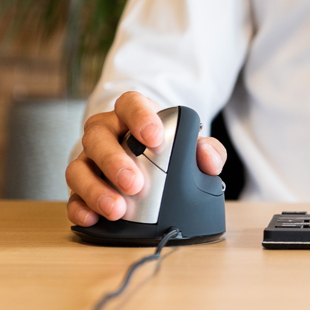 Ergonomic mouse for right-handed users R-Go Pele HE USB large black/silver retail_4